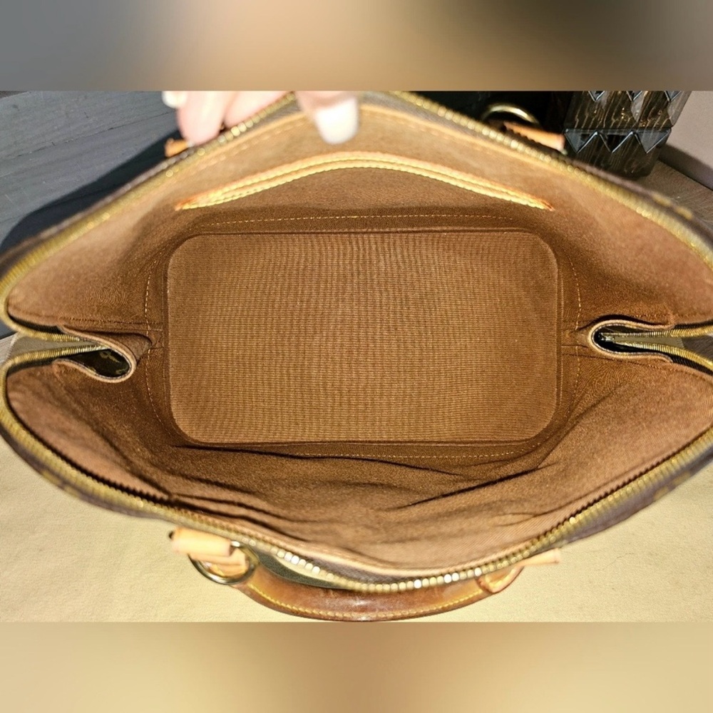 Authentic LOUIS VUITTON
Monogram Alma PM Handbag - Picture 8 of 11